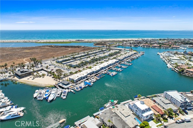 4062 Aladdin Drive, Huntington Beach CA: https://media.crmls.org/medias/7b848e66-4f45-4103-accb-02b2573c9a54.jpg