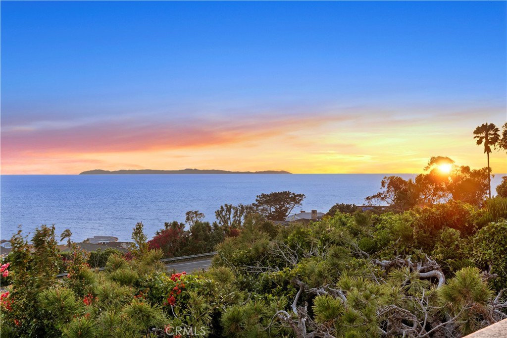 https://media.crmls.org/medias/7b85b917-dfe7-4276-96a1-6a5679631a43.jpg?preset=X-Large