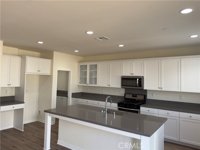 Detail Gallery Image 8 of 10 For 10771 Stacy Cir, Yucaipa,  CA 92399 - 4 Beds | 2/1 Baths