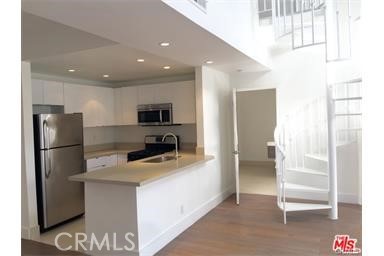 Detail Gallery Image 7 of 9 For 884 Palm Ave #302,  West Hollywood,  CA 90069 - 3 Beds | 2 Baths