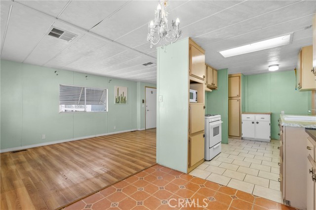 21001 Plummer Street, Chatsworth CA: https://media.crmls.org/medias/7b8c3169-734c-44f9-98d9-854f75153226.jpg
