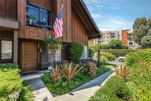 Detail Gallery Image 2 of 32 For 2261 Stonewood Ct, San Pedro,  CA 90732 - 2 Beds | 3 Baths