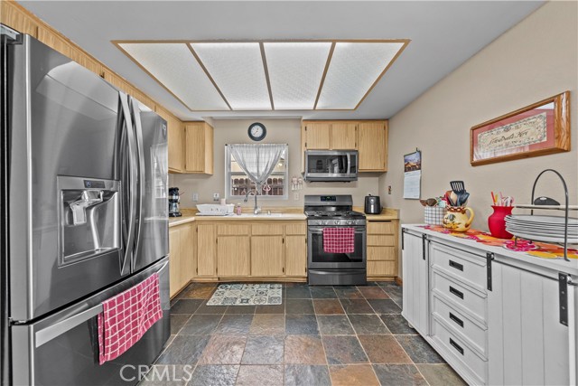 13995 Ranchero Dr, Fontana CA: https://media.crmls.org/medias/7b8f0972-c5b9-4640-972a-7fda1b2e7ac5.jpg