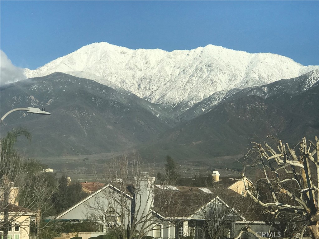 https://media.crmls.org/medias/7b909700-727a-4e07-80a2-49d6dc2ae483.jpg?preset=X-Large
