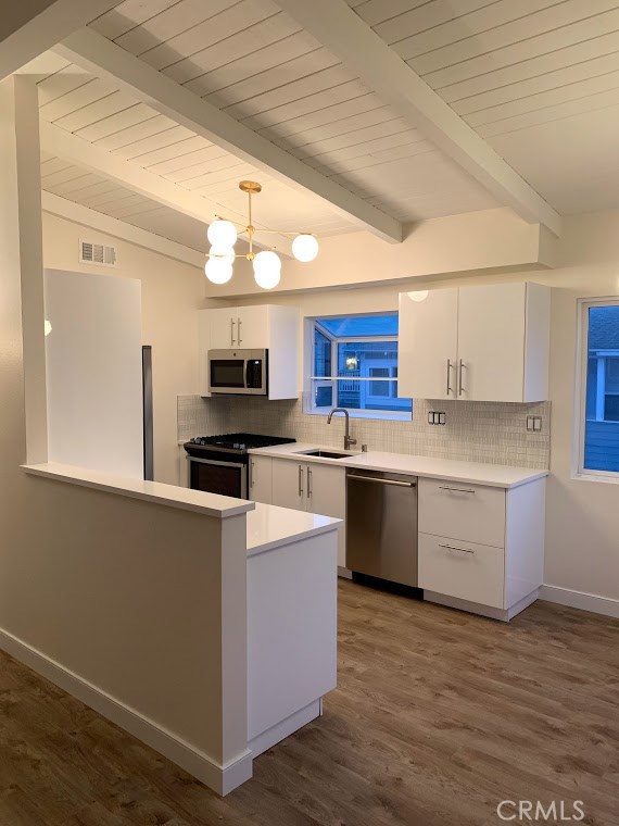 30 19th Court Hermosa Beach, California Gorgeous newly remodeled unit three houses from the beach.
This magnificent contemporary apartment has been masterfully crafted, redesigned and COMPLETELY remodeled to absolute perfection. No expense has been spared. All new kitchen cabinets with stainless steel appliances, Bosch dishwasher, Whirlpool side by side refrigerator with ice maker, Whirlpool Gas range, Ann Sacks tile and Ceasarstone in the kitchen and bathrooms. Both bathrooms completely redone with new fixtures. Oak wood flooring through out the entire unit. Casablanca ceiling fans in the bedrooms. AC and heater unit. Jacuzzi size tub in master bedroom and shower in the second bathroom. Two car garage with plenty of storage space. Washer and dryer in the Unit. Contemporary, William Sonoma chandeliers and tract lighting. Gas fireplace with decorative logs. Quiet residential area North of Hermosa Pier. Please call for an appointment. No Smoking and No pets.
Owner pays for water and trash.