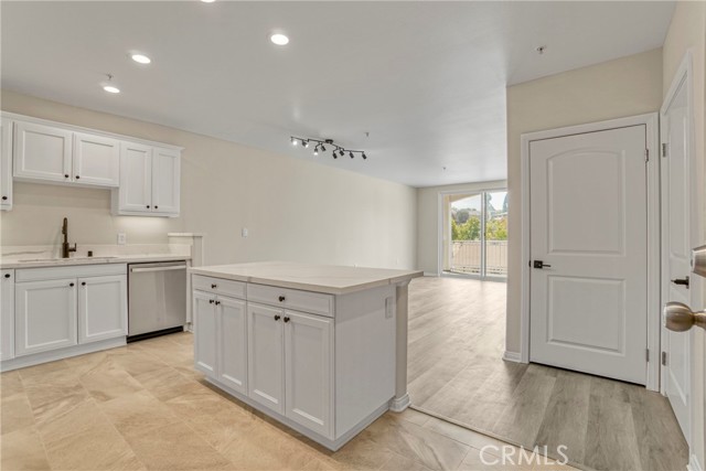 Detail Gallery Image 3 of 26 For 3740 Santa Rosalia Dr #416,  Los Angeles,  CA 90008 - 1 Beds | 1 Baths