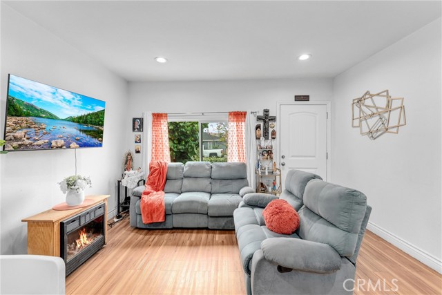 Detail Gallery Image 3 of 39 For 22419 Horst Ave, Hawaiian Gardens,  CA 90716 - 4 Beds | 2 Baths