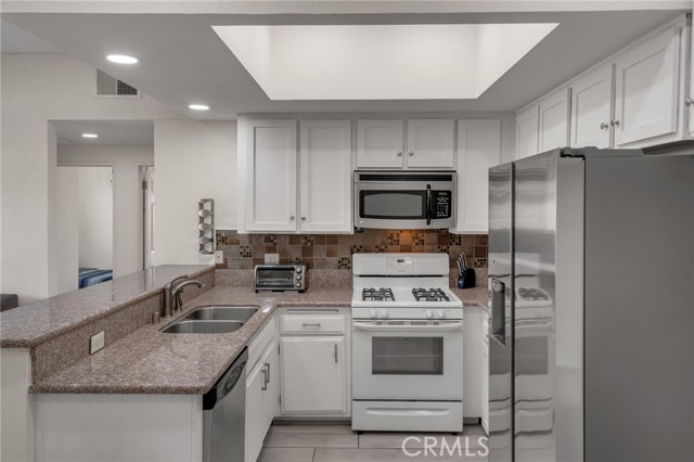 Detail Gallery Image 15 of 39 For 10943 Laurel Canyon #B9,  San Fernando,  CA 91340 - 2 Beds | 2 Baths