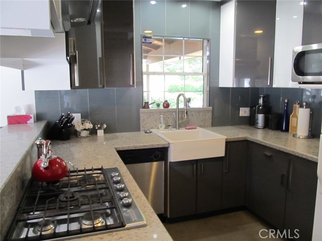 Detail Gallery Image 18 of 31 For 9350 Balboa Bld, Northridge,  CA 91325 - 4 Beds | 2/1 Baths