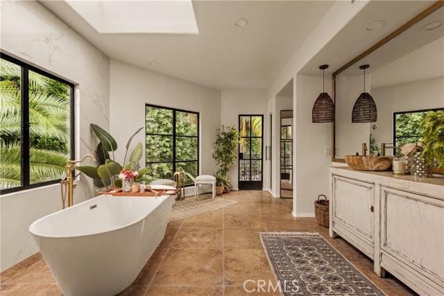 Detail Gallery Image 28 of 44 For 4909 Woodley Ave, Encino,  CA 91436 - 5 Beds | 4 Baths