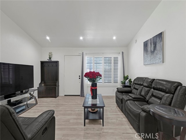 Detail Gallery Image 3 of 19 For 11350 Foothill Bld #15,  Sylmar,  CA 91342 - 2 Beds | 2 Baths