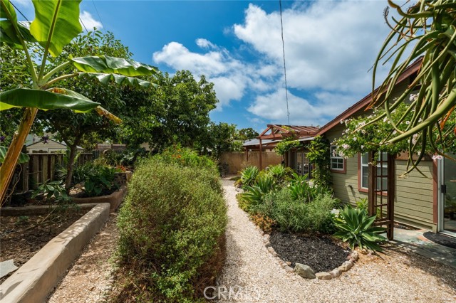 983 Oak Street, Costa Mesa CA: https://media.crmls.org/medias/7b9a1572-3a31-4bb5-96e7-c33aadfc86d2.jpg