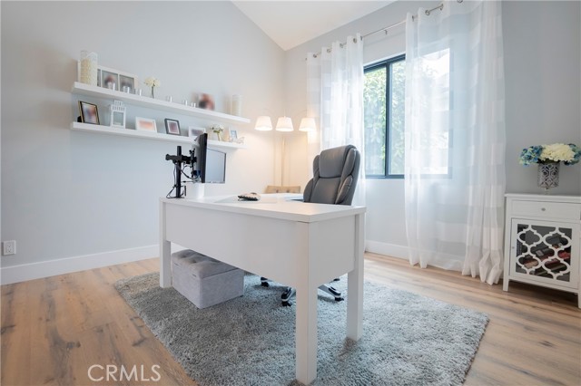 Light and bright bedroom/office to work from home.