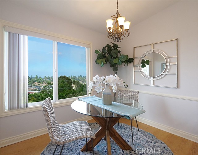 Cozy breakfast nook with nice views!