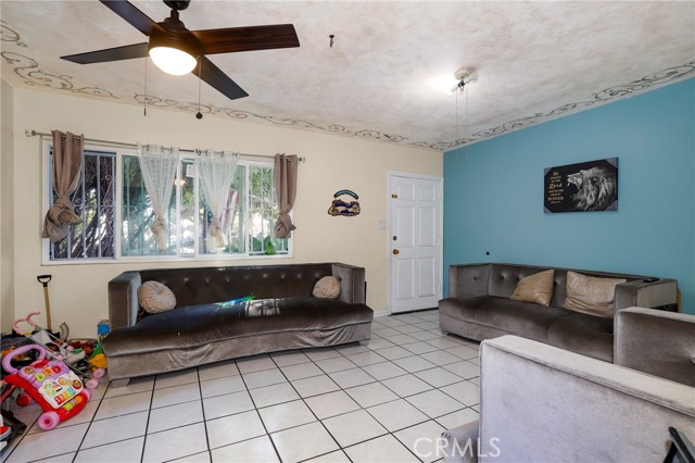 7545 White Oak Avenue, Reseda CA: https://media.crmls.org/medias/7b9e43bf-a83b-4759-8c9e-a822577dea11.jpg