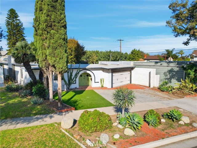 Detail Gallery Image 2 of 43 For 808 E Grand Blvd, Corona,  CA 92879 - 3 Beds | 2 Baths