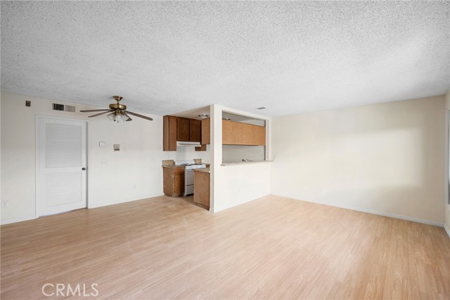 Detail Gallery Image 3 of 19 For 16226 Vanowen St #203,  Van Nuys,  CA 91406 - 1 Beds | 1 Baths