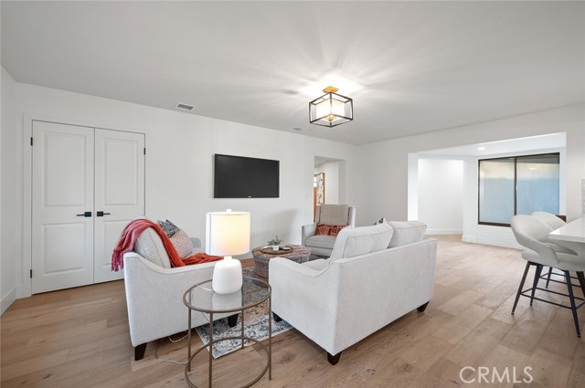 1985 Highland Oaks Drive, Arcadia CA: https://media.crmls.org/medias/7bab9287-64ac-4667-9055-4e041fa6d72b.jpg