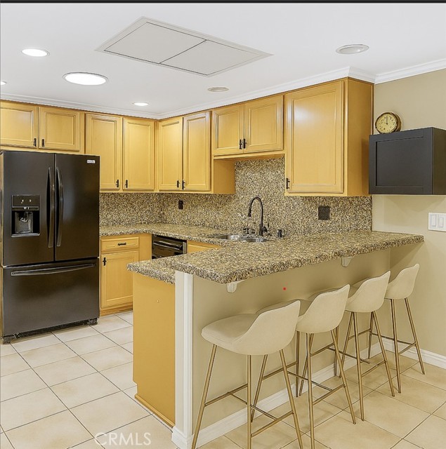 Detail Gallery Image 4 of 13 For 22252 Bassett St, Canoga Park,  CA 91303 - 4 Beds | 2 Baths