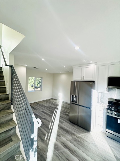 Detail Gallery Image 6 of 31 For 9318 Encino Ave, Northridge,  CA 91325 - 3 Beds | 3 Baths