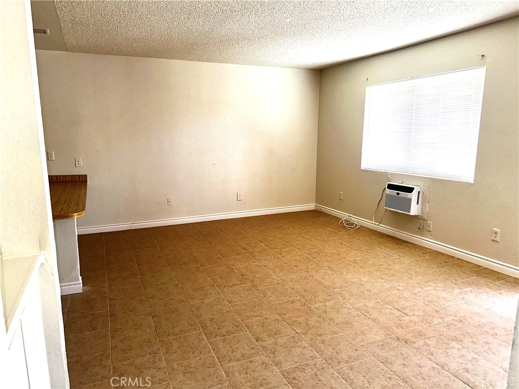 https://media.crmls.org/medias/7bad578c-4043-4e12-8d49-2de3ac0b0da8.jpg?preset=X-Large