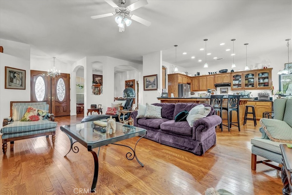 https://media.crmls.org/medias/7baddc50-4b22-4a80-8217-8fc2e7214155.jpg?preset=X-Large