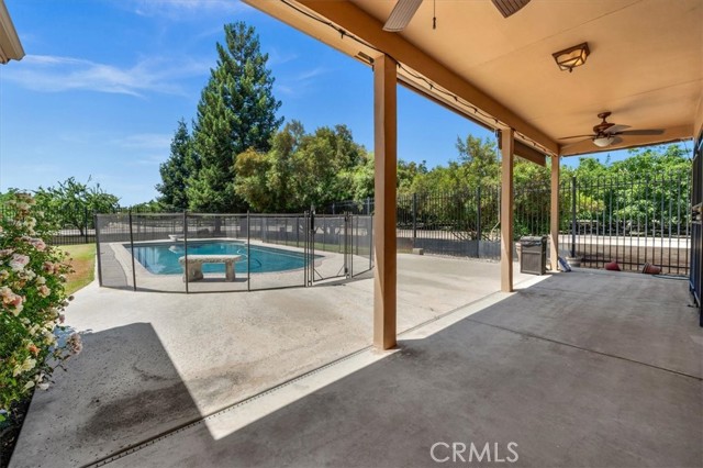 13715 E Nebraska Avenue, Kingsburg CA: https://media.crmls.org/medias/7bb3cb10-47cd-4e9f-96a9-c33c2a595cae.jpg