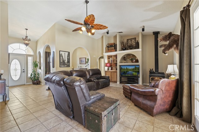 8328 Chateau Road, Phelan CA: https://media.crmls.org/medias/7bb4498e-6712-4aa9-a70b-561ae40ebeda.jpg