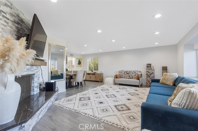 22444 Venido Road, Woodland Hills CA: https://media.crmls.org/medias/7bb62157-a7d3-4e0c-a884-b913d7e39f14.jpg