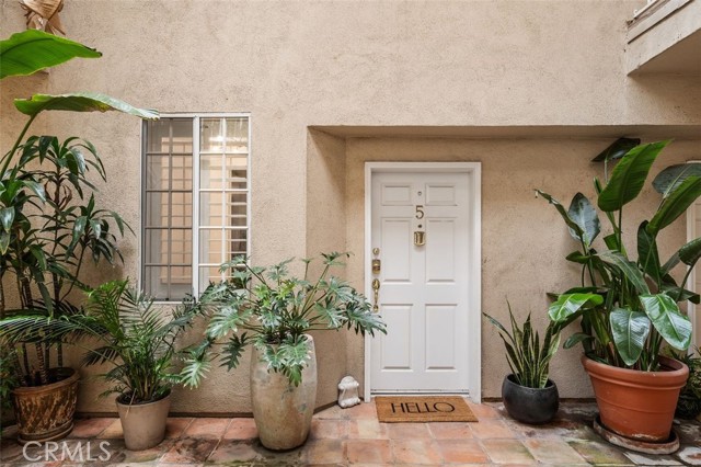 Detail Gallery Image 1 of 39 For 11445 Moorpark St #5,  Studio City,  CA 91602 - 2 Beds | 2/1 Baths