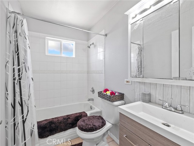 1040 Flora Street, Barstow CA: https://media.crmls.org/medias/7bb7761c-0b81-4ae4-9e10-d59505a76040.jpg