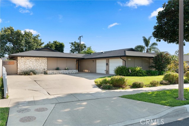 Detail Gallery Image 1 of 29 For 1408 E Fairway Dr, Orange,  CA 92866 - 4 Beds | 2 Baths