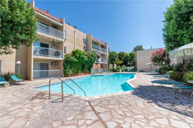 18307 Burbank Boulevard, Tarzana CA: https://media.crmls.org/medias/7bb9fd78-f5a3-4359-973c-88d81d5f441f.jpg