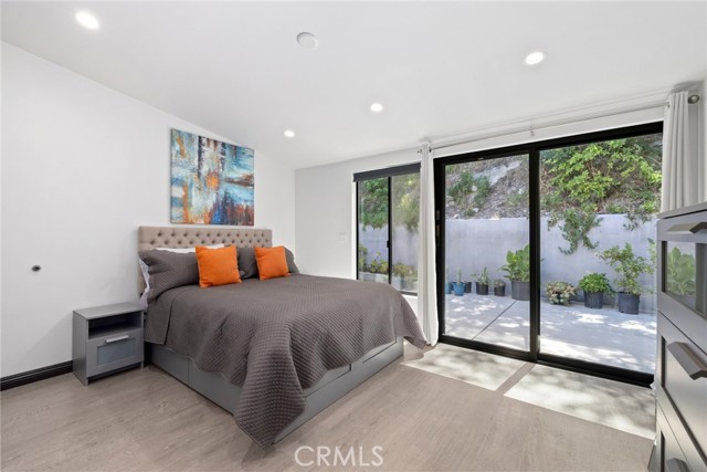 Detail Gallery Image 13 of 19 For 3655 Glenridge, Sherman Oaks,  CA 91423 - 3 Beds | 3 Baths