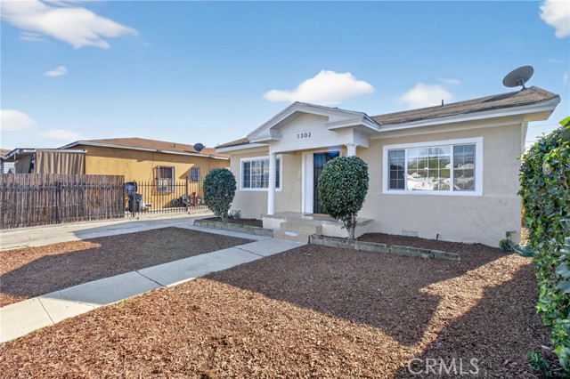 Detail Gallery Image 4 of 38 For 1300 W 90th St, Los Angeles,  CA 90044 - 6 Beds | 3 Baths