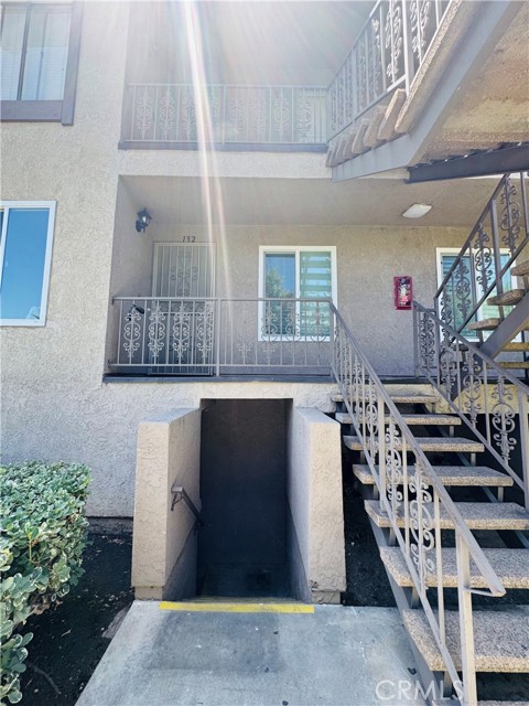 5484 Dobbs Street, Los Angeles CA: https://media.crmls.org/medias/7bbf18ea-82f7-4e0b-8503-e0fc90b30590.jpg