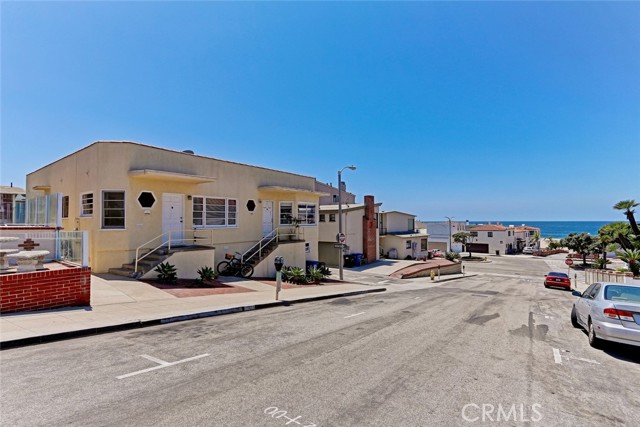 122 25th Street Hermosa Beach, California Unfurnished rental available June 5, 2021 - April 1, 2022. Charming 1 bed, 1 bath steps to the beach! Open and bright living/dining space with brick fireplace. Large bathroom with separate shower and tub as well as plenty of storage space for towels and toiletries. 1 car private garage. Spacious kitchen with newer refrigerator and range. Washer and dryer hookups. Large covered patio with room for bikes, surfboards, etc. Walking distance to all of the dining and entertainment Hermosa Beach has to offer.