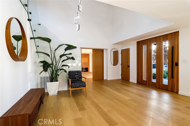 Detail Gallery Image 4 of 47 For 9742 Farralone, Chatsworth,  CA 91311 - 4 Beds | 3/1 Baths