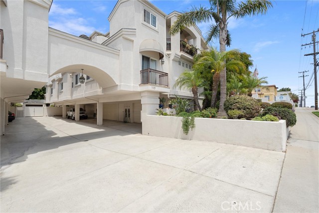 Detail Gallery Image 13 of 15 For 1529 Artesia Bld #B,  Manhattan Beach,  CA 90266 - 3 Beds | 2/1 Baths