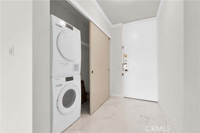 Image 16 of 31 For 532 Rossmore Avenue 411