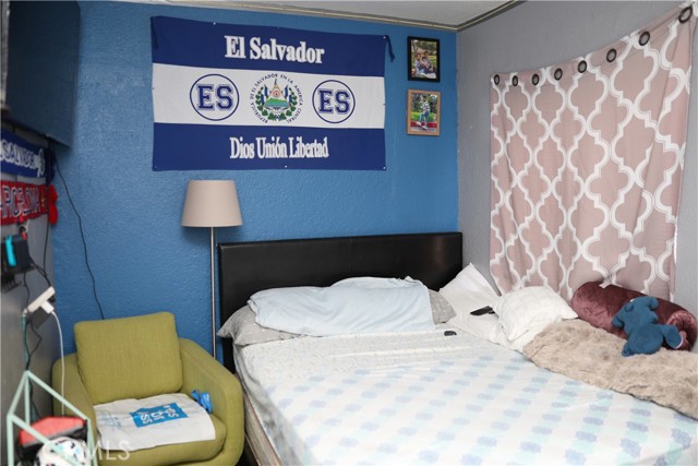 927 W 82nd Street, Los Angeles CA: https://media.crmls.org/medias/7bd1857d-f70d-4021-bd47-f72ddce5e8a9.jpg