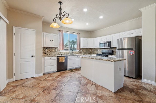 Detail Gallery Image 10 of 36 For 7538 N Erie Ave, Fresno,  CA 93722 - 5 Beds | 3 Baths