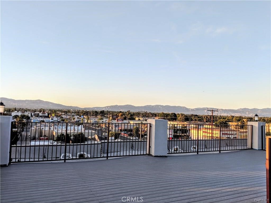 https://media.crmls.org/medias/7bda89b7-1e98-4a53-91f0-a13e82397e78.jpg?preset=X-Large