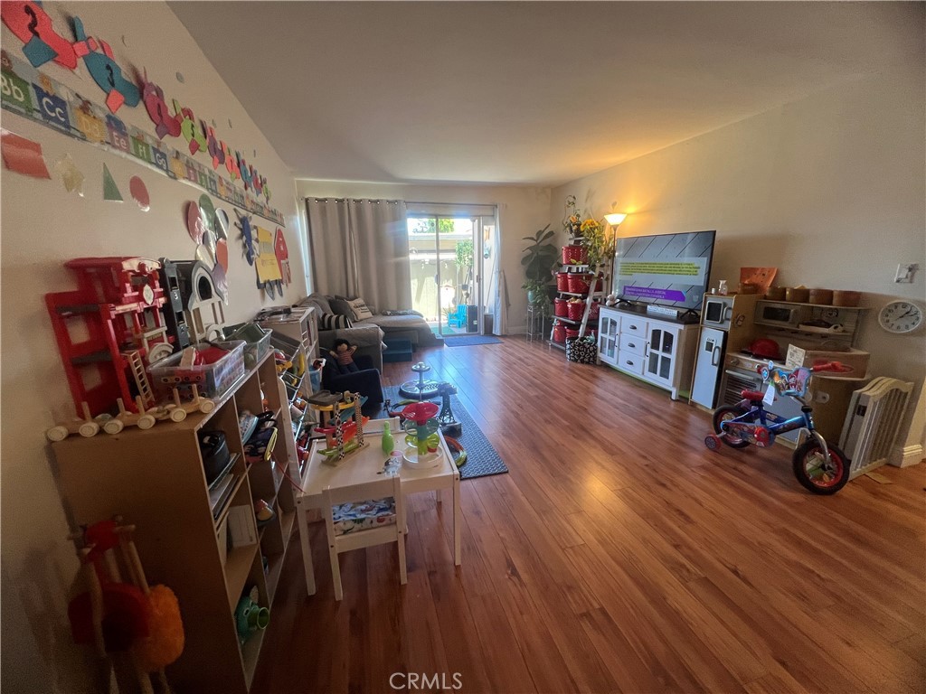 https://media.crmls.org/medias/7bdb2a46-0396-45ab-8ab3-4855ada94c95.jpg?preset=X-Large