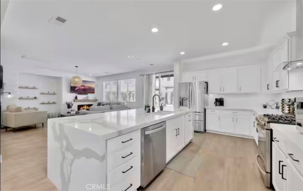 https://media.crmls.org/medias/7bdbcd65-c2f3-4a0f-893d-909259cae2e0.jpg?preset=X-Large