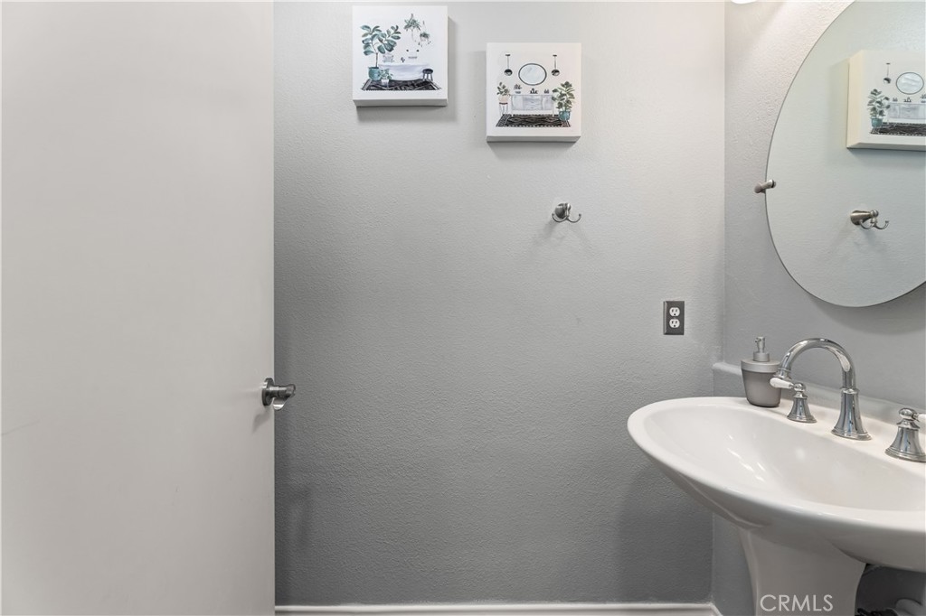https://media.crmls.org/medias/7bdcb106-d106-4422-ba1b-460fa9290fd4.jpg?preset=X-Large