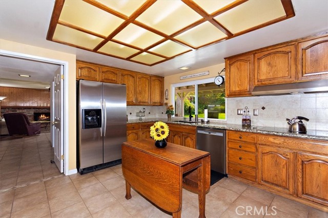 Detail Gallery Image 11 of 48 For 1590 Country Club Dr, Riverside,  CA 92506 - 4 Beds | 2/1 Baths