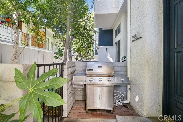 Detail Gallery Image 21 of 37 For 12390 Chandler Bld #J,  Valley Village,  CA 91607 - 3 Beds | 2/1 Baths