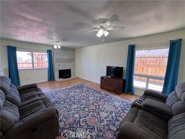 417 Fenoak Drive, Barstow CA: https://media.crmls.org/medias/7be55d05-f87a-47ff-a582-0b8d35f51855.jpg
