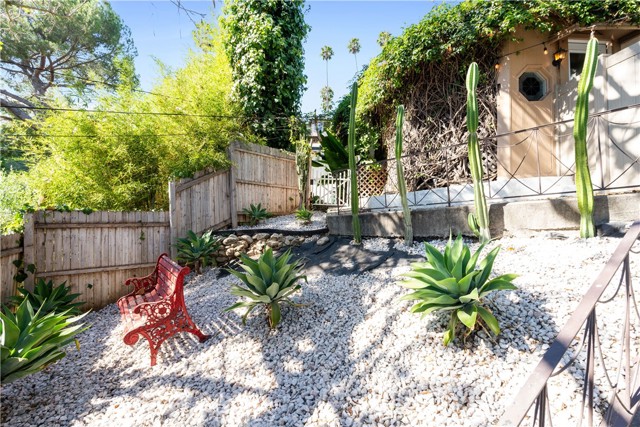 Detail Gallery Image 16 of 41 For 3432 Larissa Dr, Los Angeles,  CA 90026 - – Beds | – Baths
